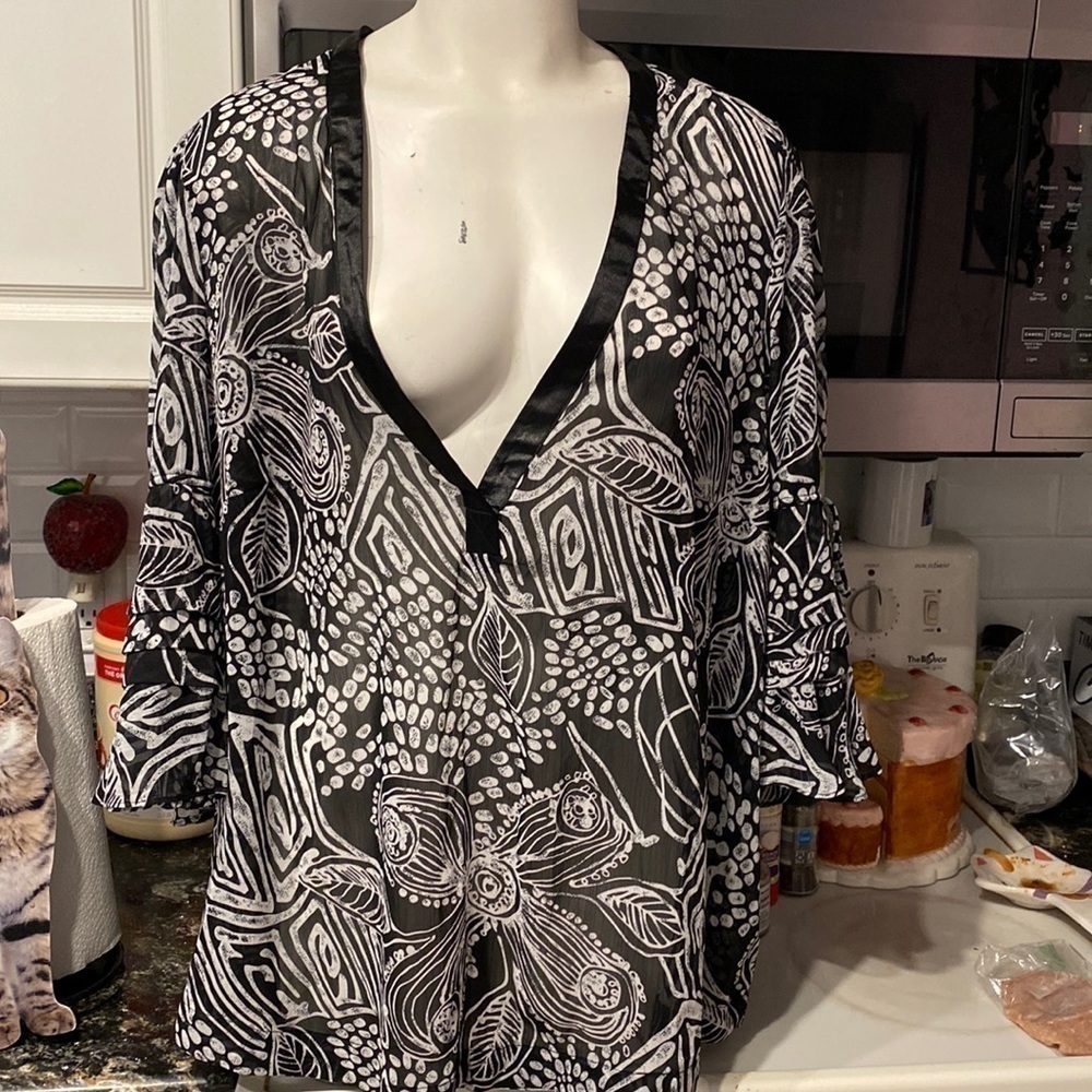 r Essentials by Milano black geometric 3/4 sleeve plus size blouse 2X.  NWT